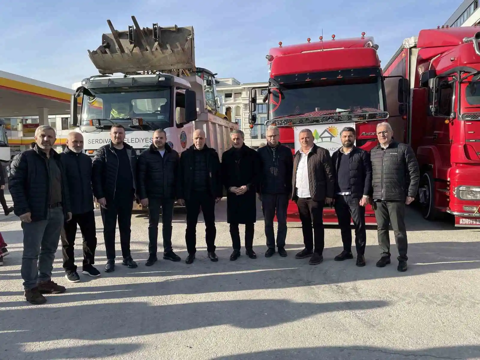 Deprem bölgesine giden yardım tırları dualarla uğurlandı