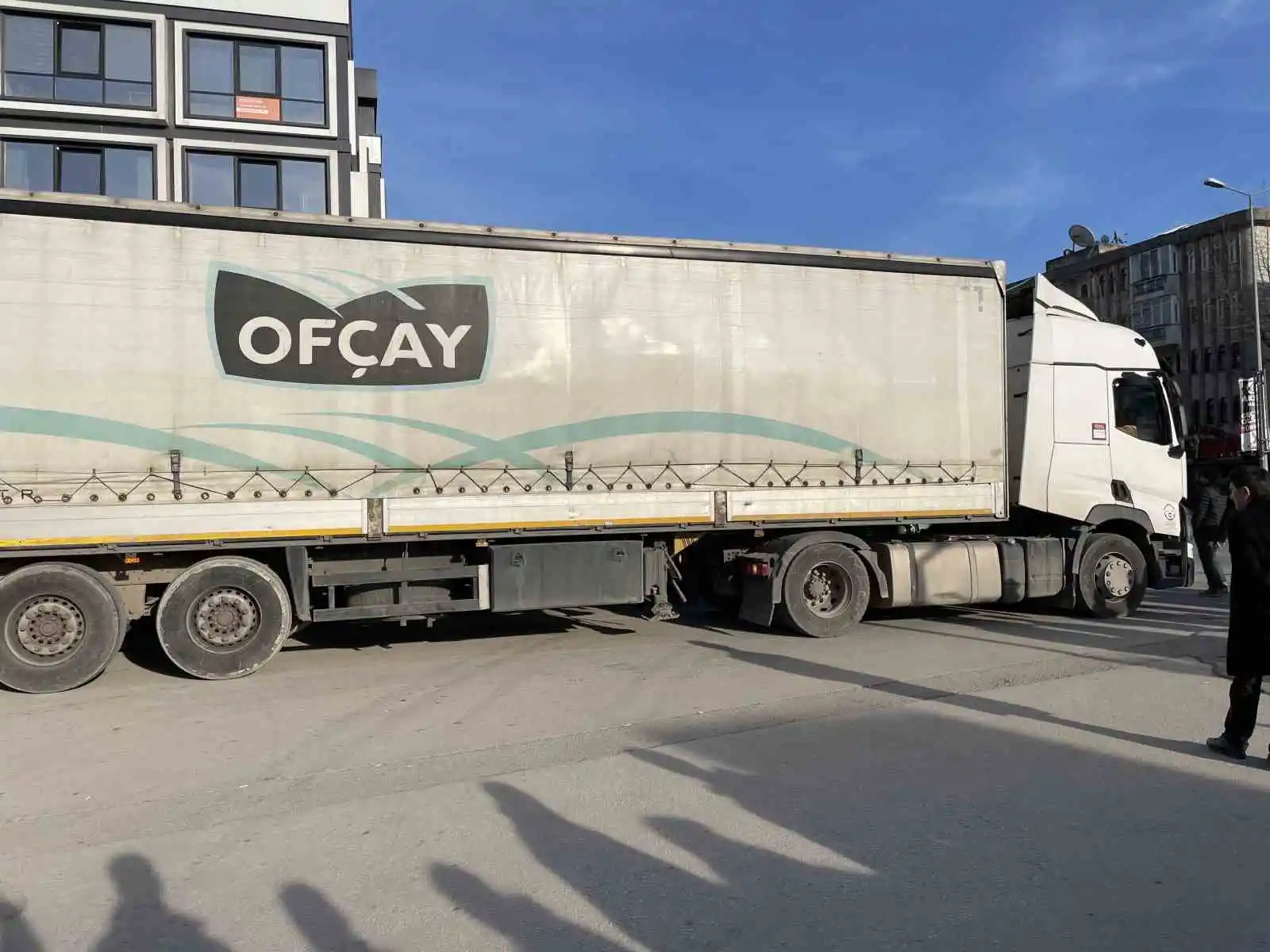 Deprem bölgesine giden yardım tırları dualarla uğurlandı