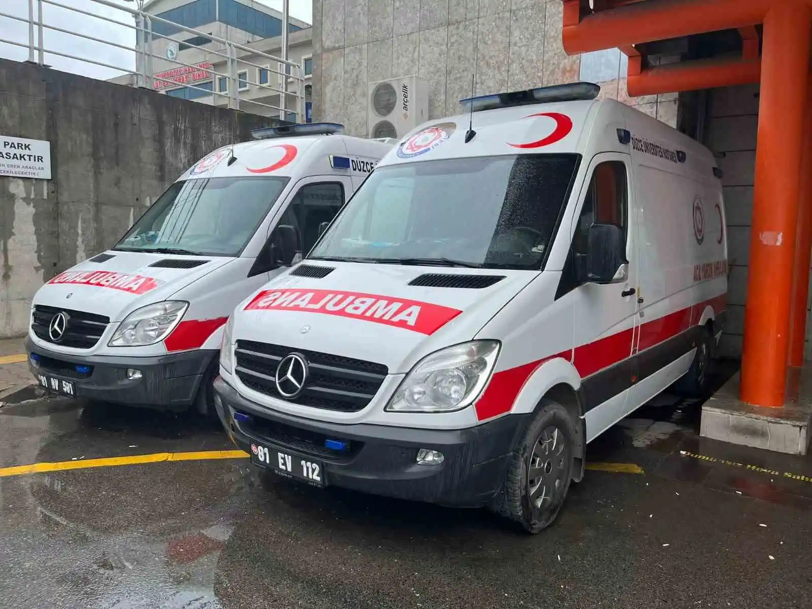 Deprem bölgesine tıbbi malzeme ve ambulans gönderildi