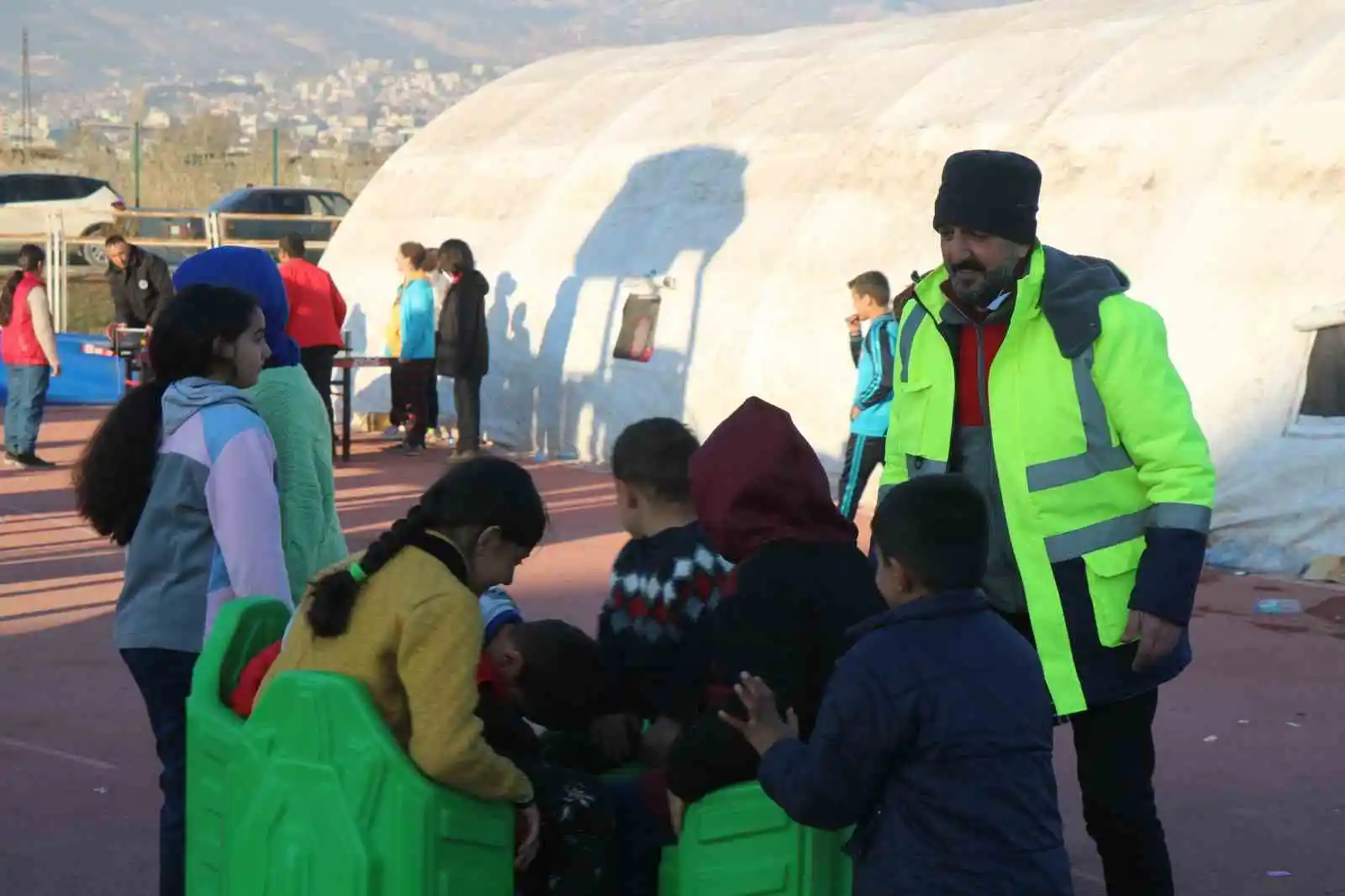 Deprem korkusu yerini çocuk cıvıltısına bıraktı
