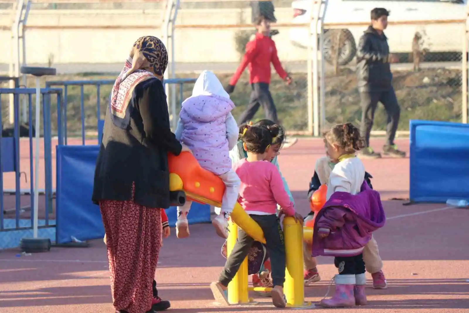Deprem korkusu yerini çocuk cıvıltısına bıraktı