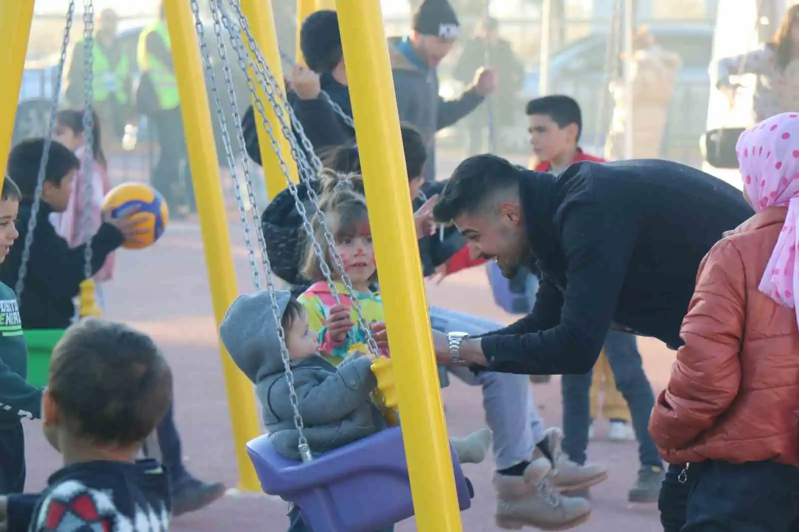 Deprem korkusu yerini çocuk cıvıltısına bıraktı