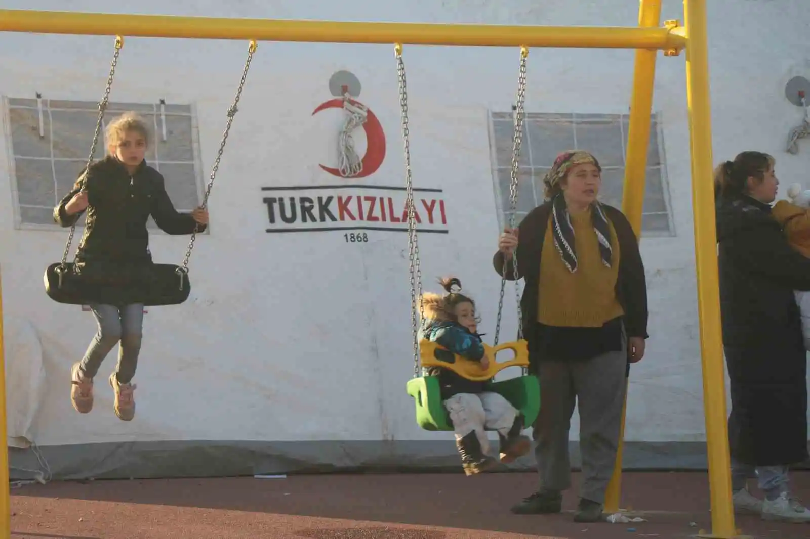 Deprem korkusu yerini çocuk cıvıltısına bıraktı