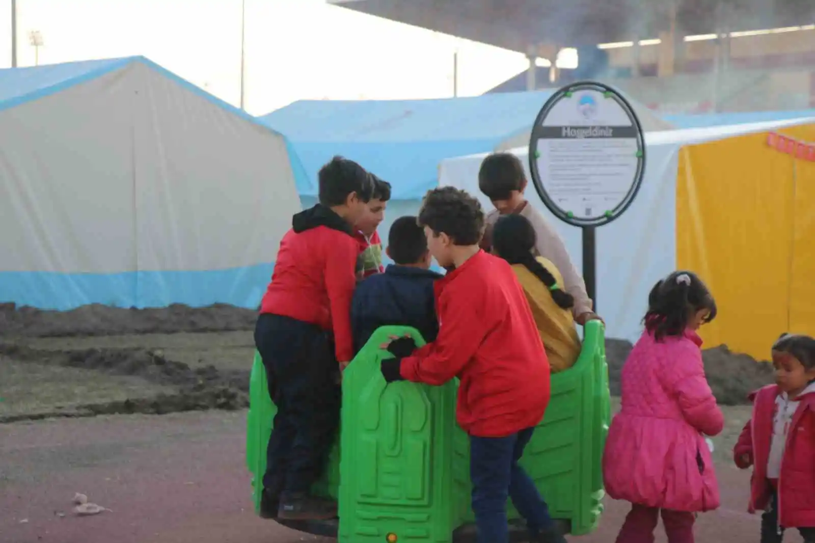 Deprem korkusu yerini çocuk cıvıltısına bıraktı