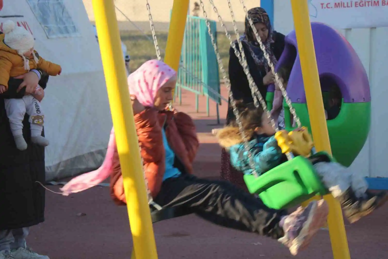 Deprem korkusu yerini çocuk cıvıltısına bıraktı