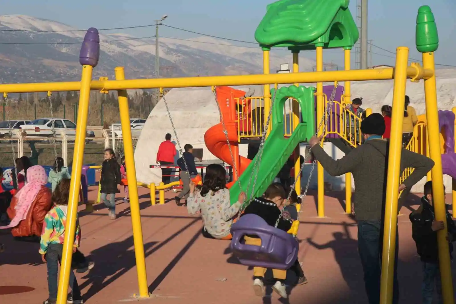 Deprem korkusu yerini çocuk cıvıltısına bıraktı