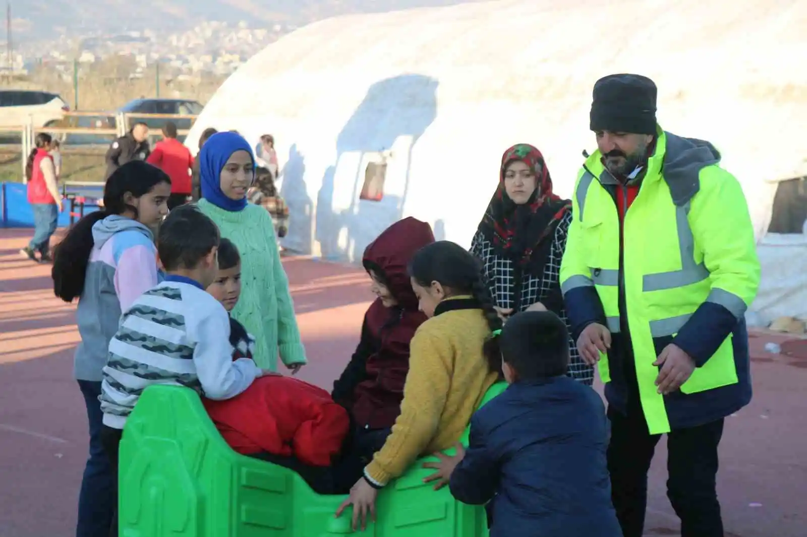 Deprem korkusu yerini çocuk cıvıltısına bıraktı