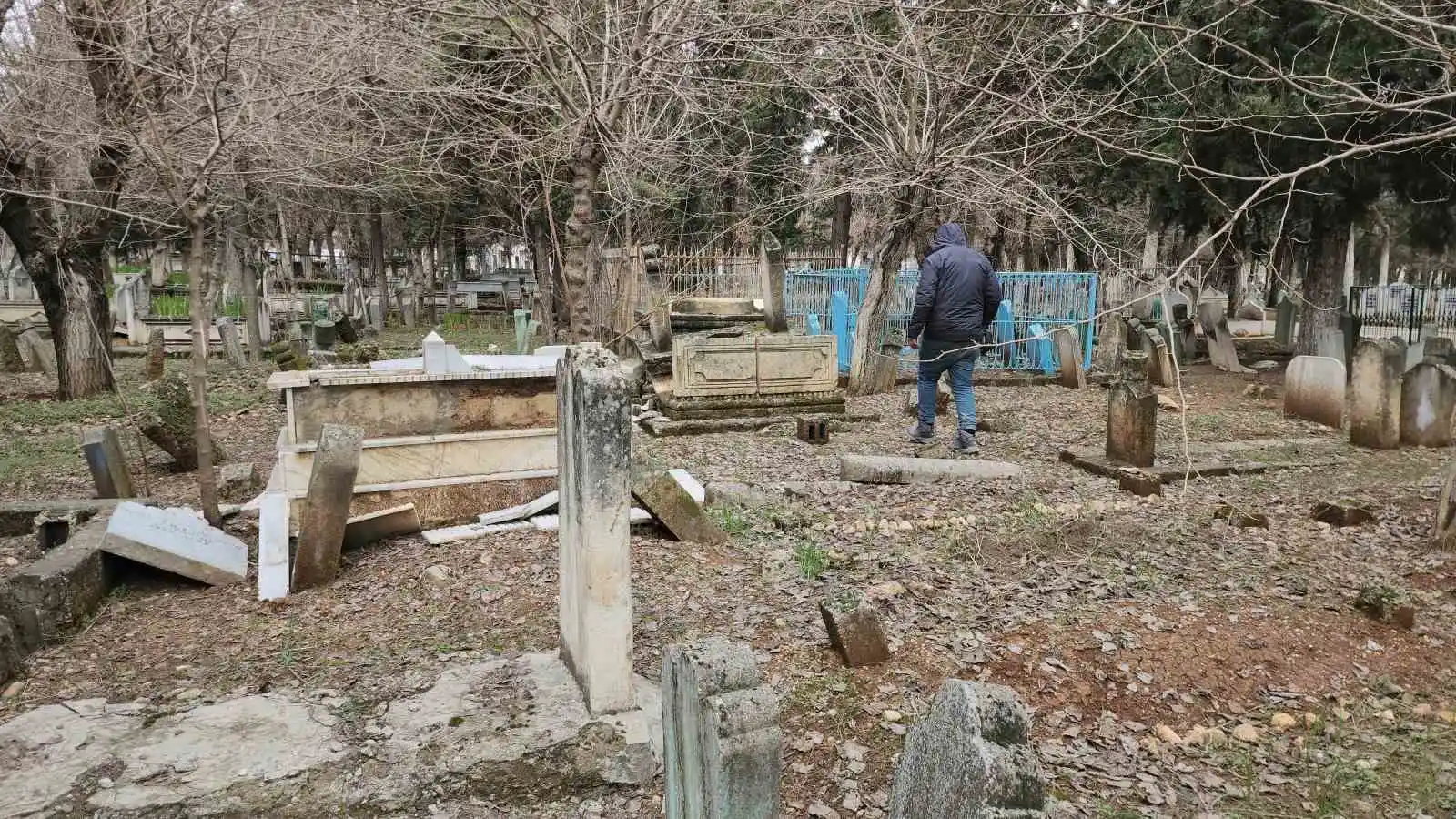 Deprem mezarlıkları da vurdu, onlarca kabir tahrip oldu
