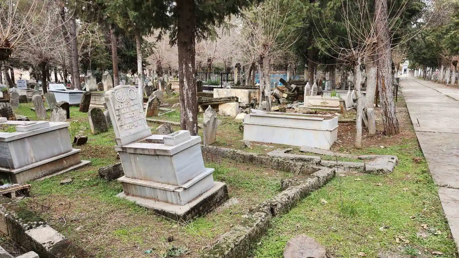 Deprem mezarlıkları da vurdu, onlarca kabir tahrip oldu