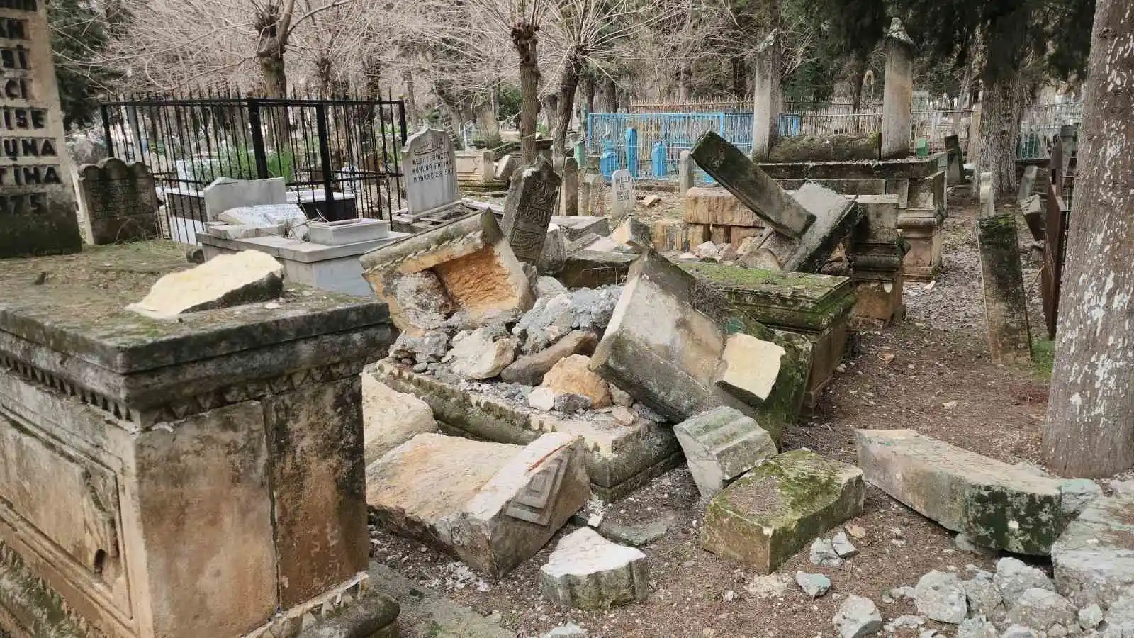 Deprem mezarlıkları da vurdu, onlarca kabir tahrip oldu
