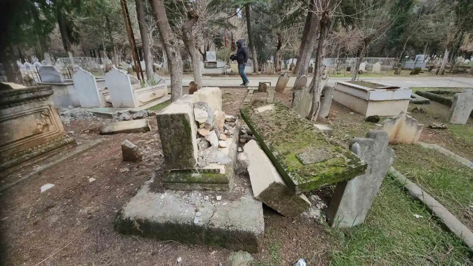Deprem mezarlıkları da vurdu, onlarca kabir tahrip oldu
