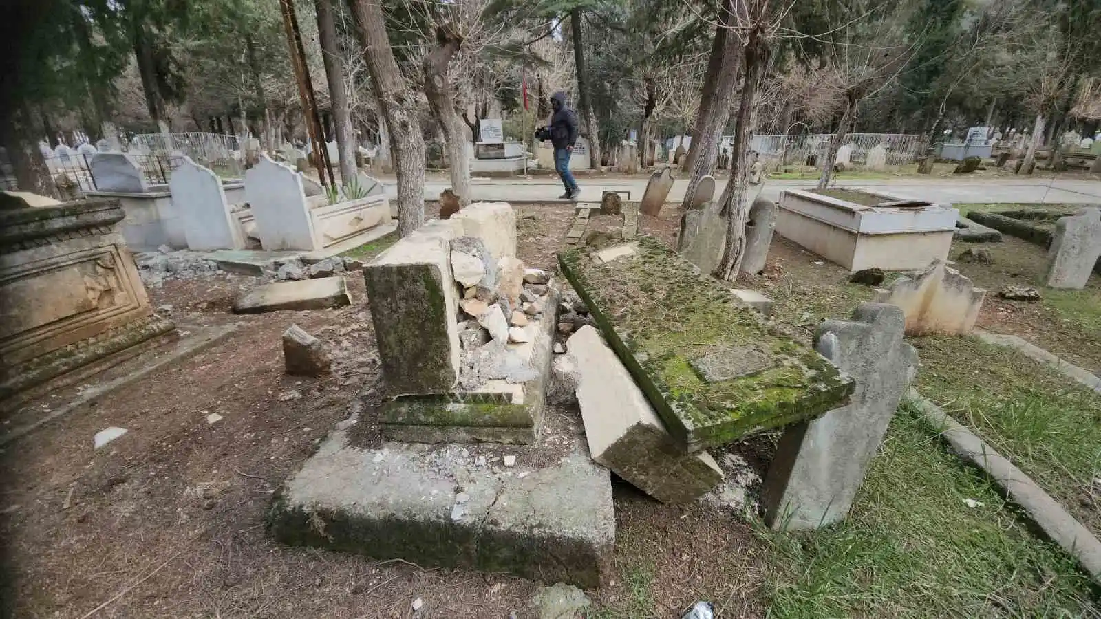 Deprem mezarlıkları da vurdu, onlarca kabir tahrip oldu