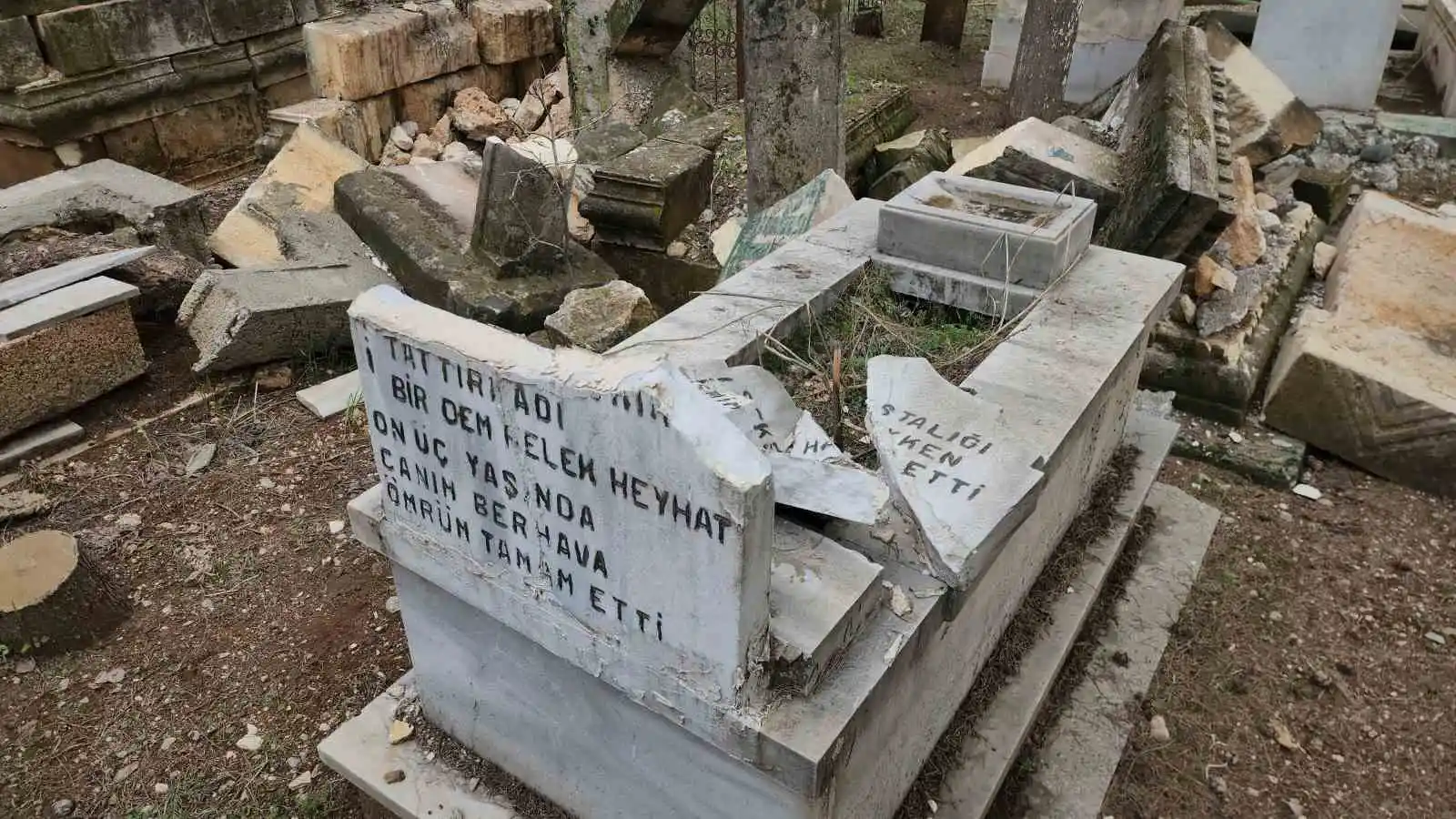 Deprem mezarlıkları da vurdu, onlarca kabir tahrip oldu