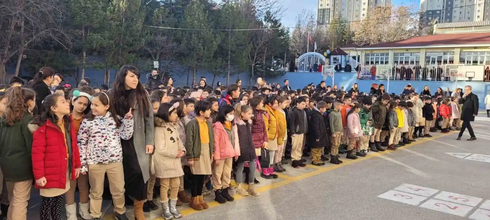 Deprem nedeniyle verilen aranın ardından 71 ilde öğrenciler ders başı yaptı
