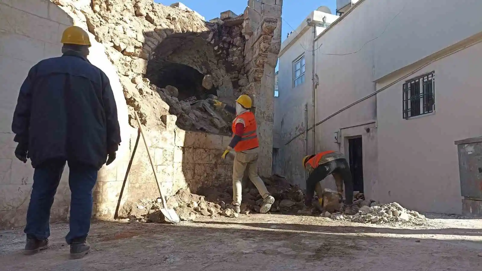 Deprem sonrası Eyyübiye'nin tarihi sokaklarındaki molozlar kaldırılıyor
