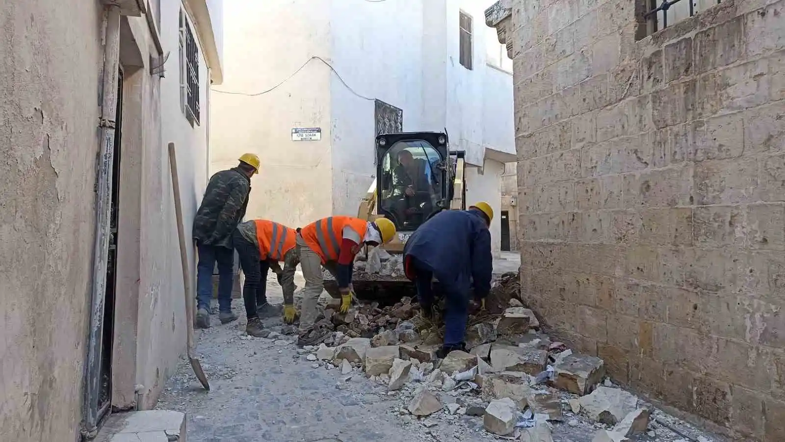 Deprem sonrası Eyyübiye’nin tarihi sokaklarındaki molozlar kaldırılıyor
