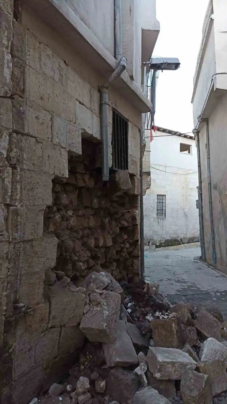 Deprem sonrası Eyyübiye’nin tarihi sokaklarındaki molozlar kaldırılıyor
