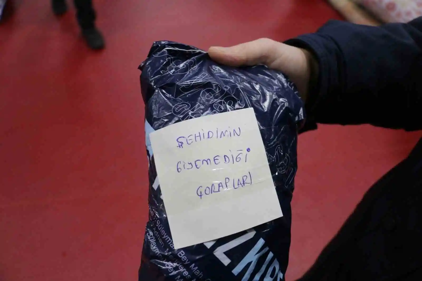 Deprem yardım kampanyasında Yalova'dan duygulandıran notlar: "Şehidimin giyemediği çorapları"
