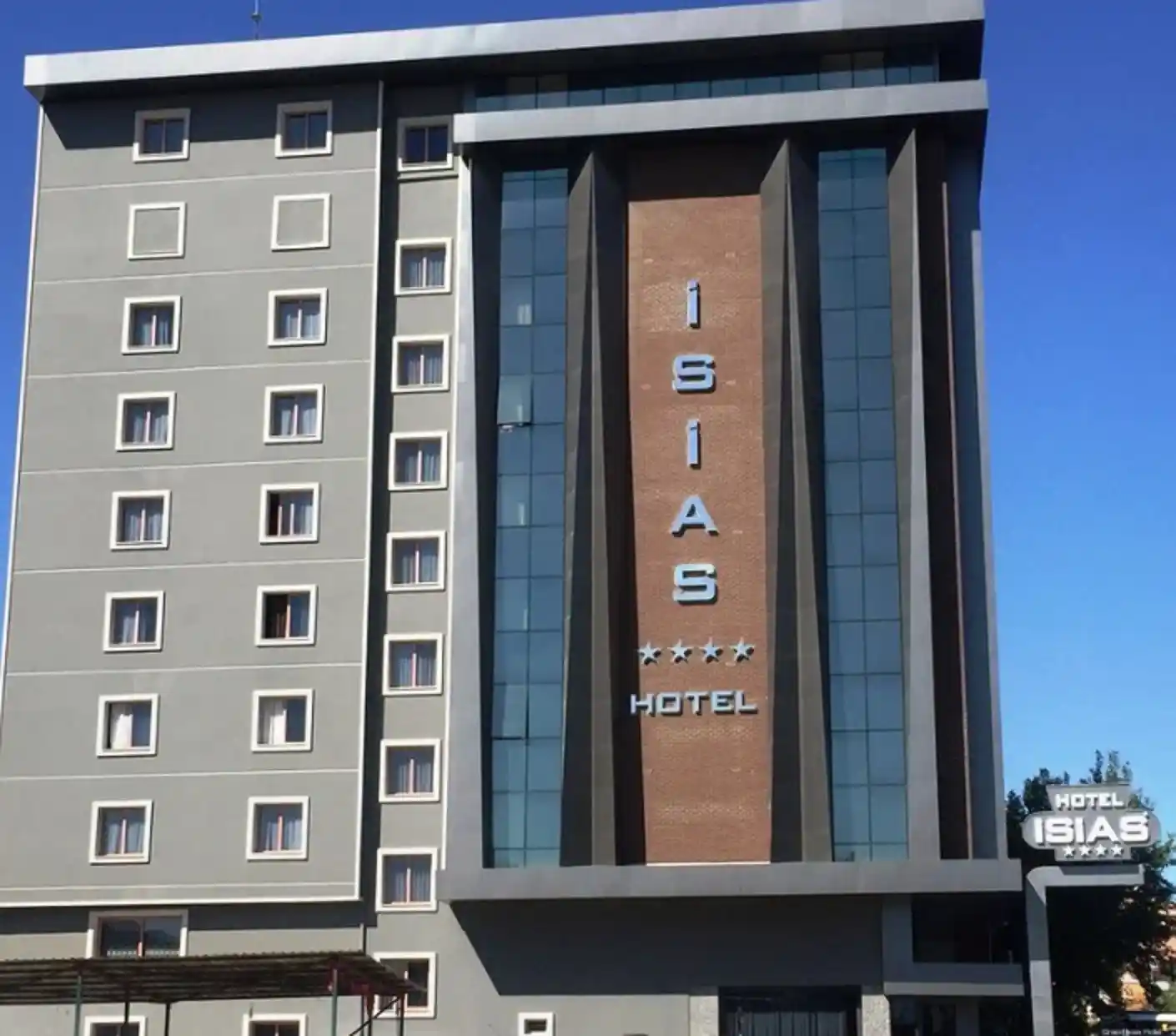 Depremde 120 kişiye mezar olan otelin sahibi ve oğlu sağlık kontrolü için hastaneye getirildi