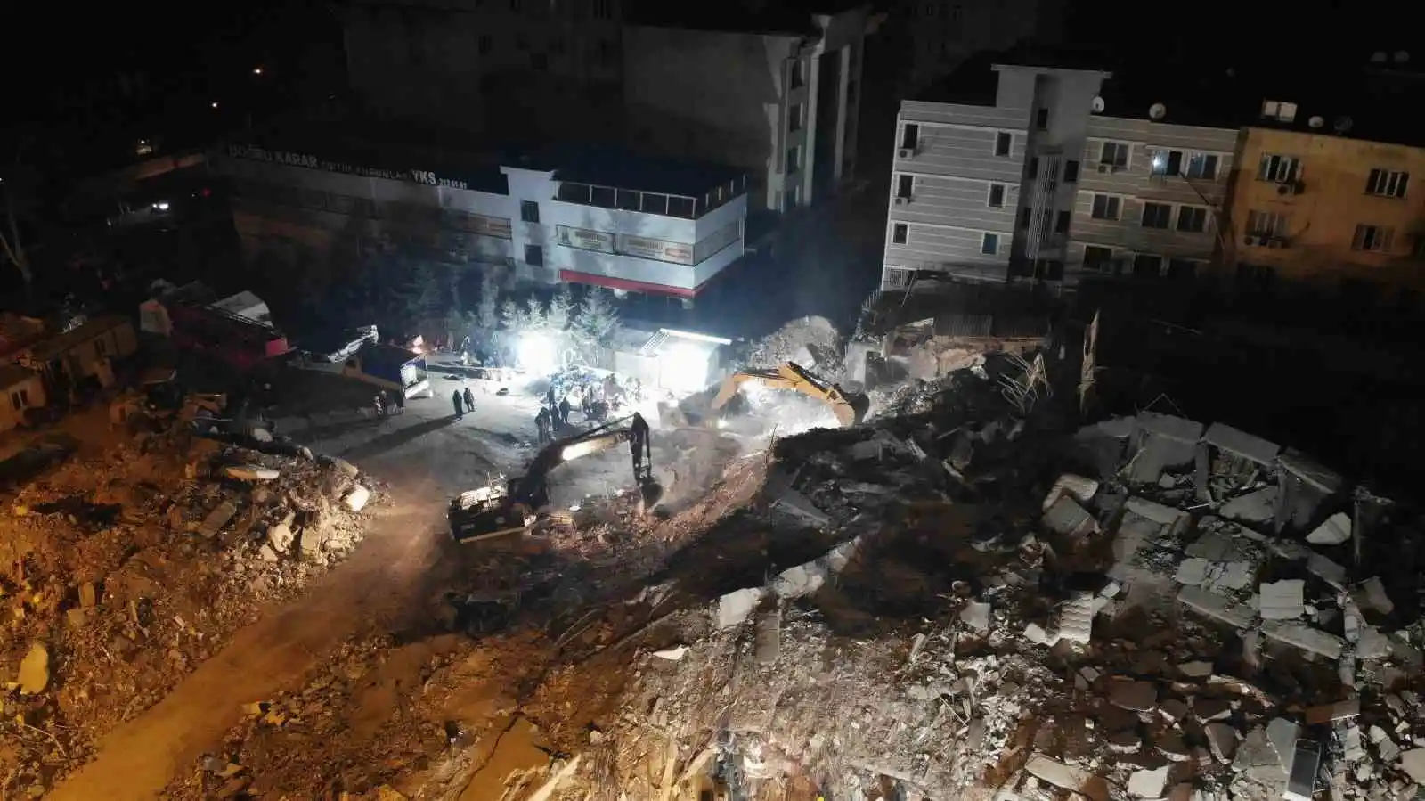 Depremde 120 kişiye mezar olan otelin sahibi ve oğlu sağlık kontrolü için hastaneye getirildi
