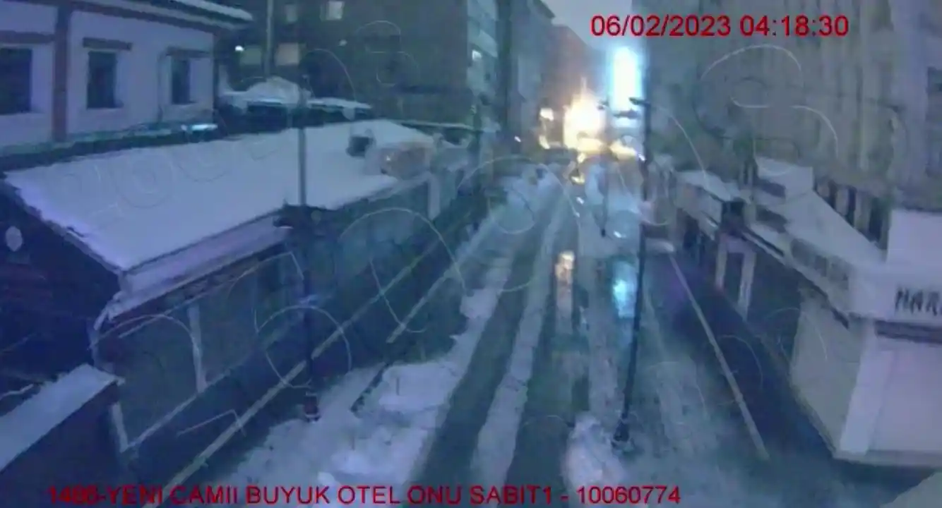 Depremde binaların ardı ardına yıkıldığı görüntüler ortaya çıktı