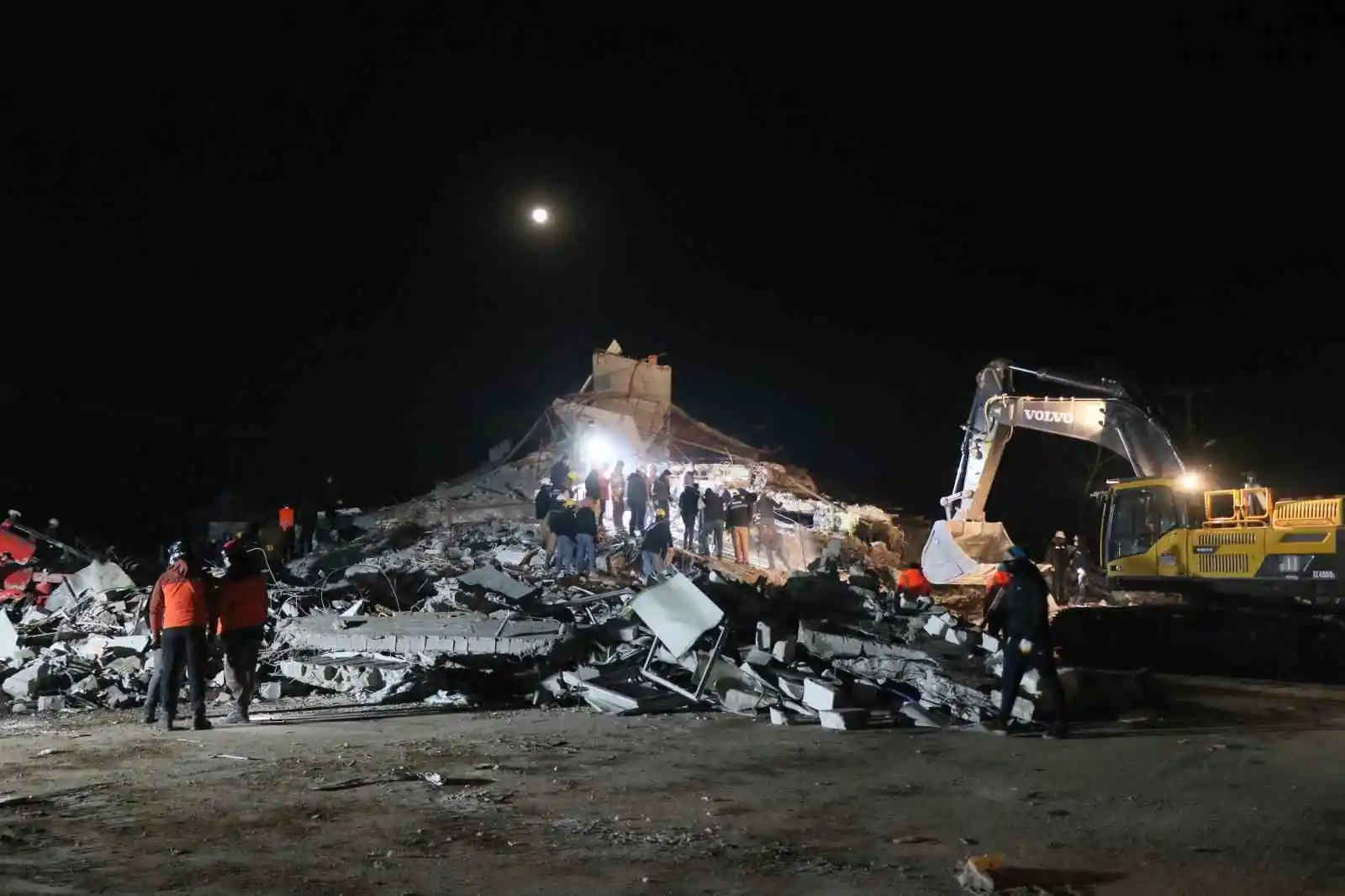 Depremde büyük yıkımın yaşandığı Nurdağı’nda arama kurtarma çalışmaları sürüyor
