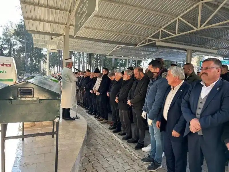 Depremde enkaz altında kalan anne ve 3 çocuğu Burdur’da toprağa verildi
