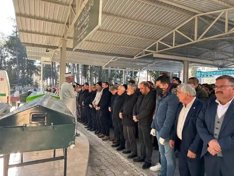 Depremde enkaz altında kalan anne ve 3 çocuğu Burdur’da toprağa verildi