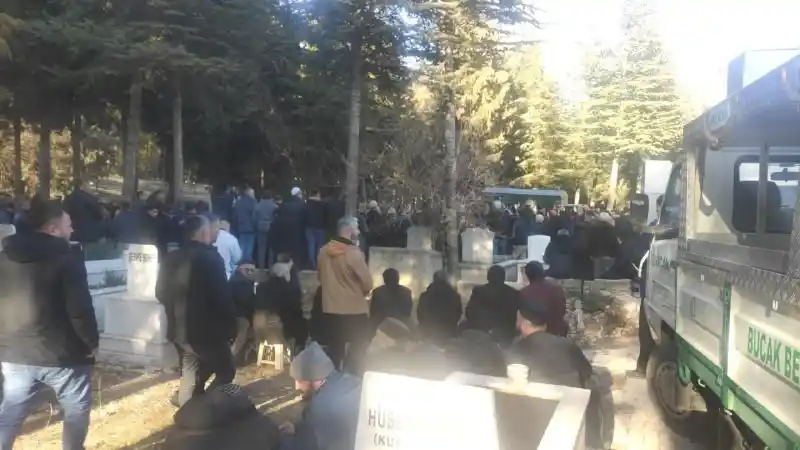 Depremde enkaz altında kalan anne ve 3 çocuğu Burdur’da toprağa verildi