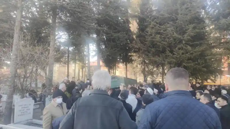 Depremde enkaz altında kalan anne ve 3 çocuğu Burdur’da toprağa verildi