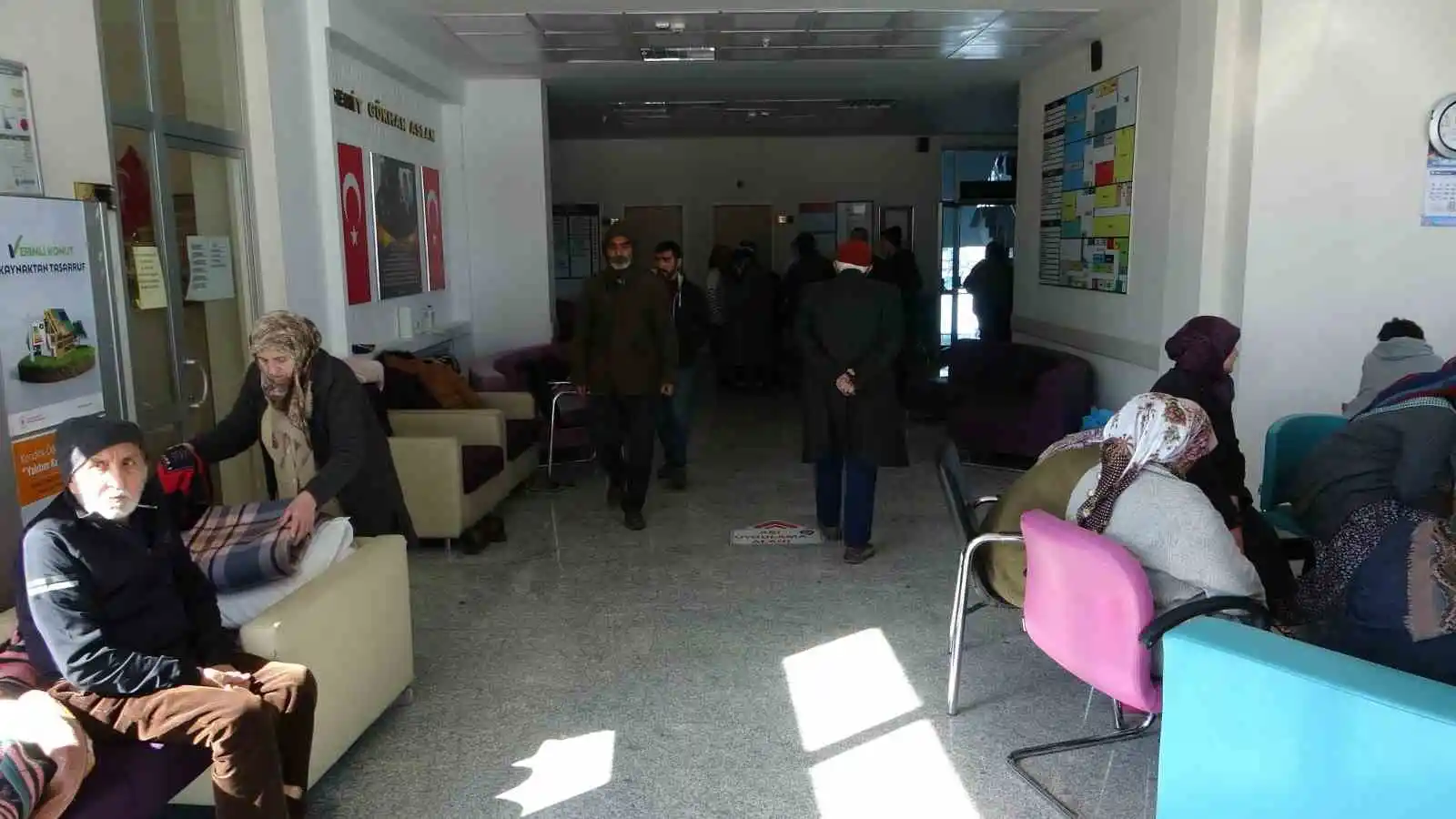 Depremde evleri yıkılan vatandaşlar yaşadıklarını gözyaşları ile anlattı: “Kıyamet kopuyor sandık”