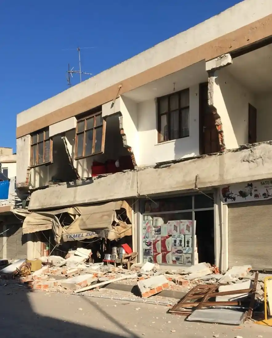 Depremde hasar alan 2 katlı binanın ön yüzü böyle yıkıldı
