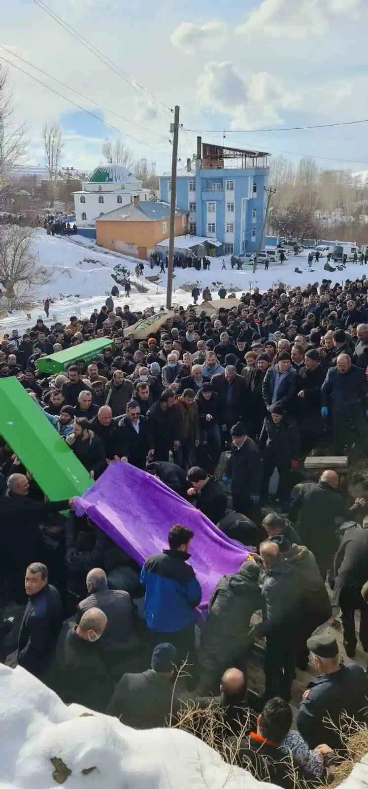 Depremde hayatını kaybeden 10 kişilik Vanlı aile defnedildi