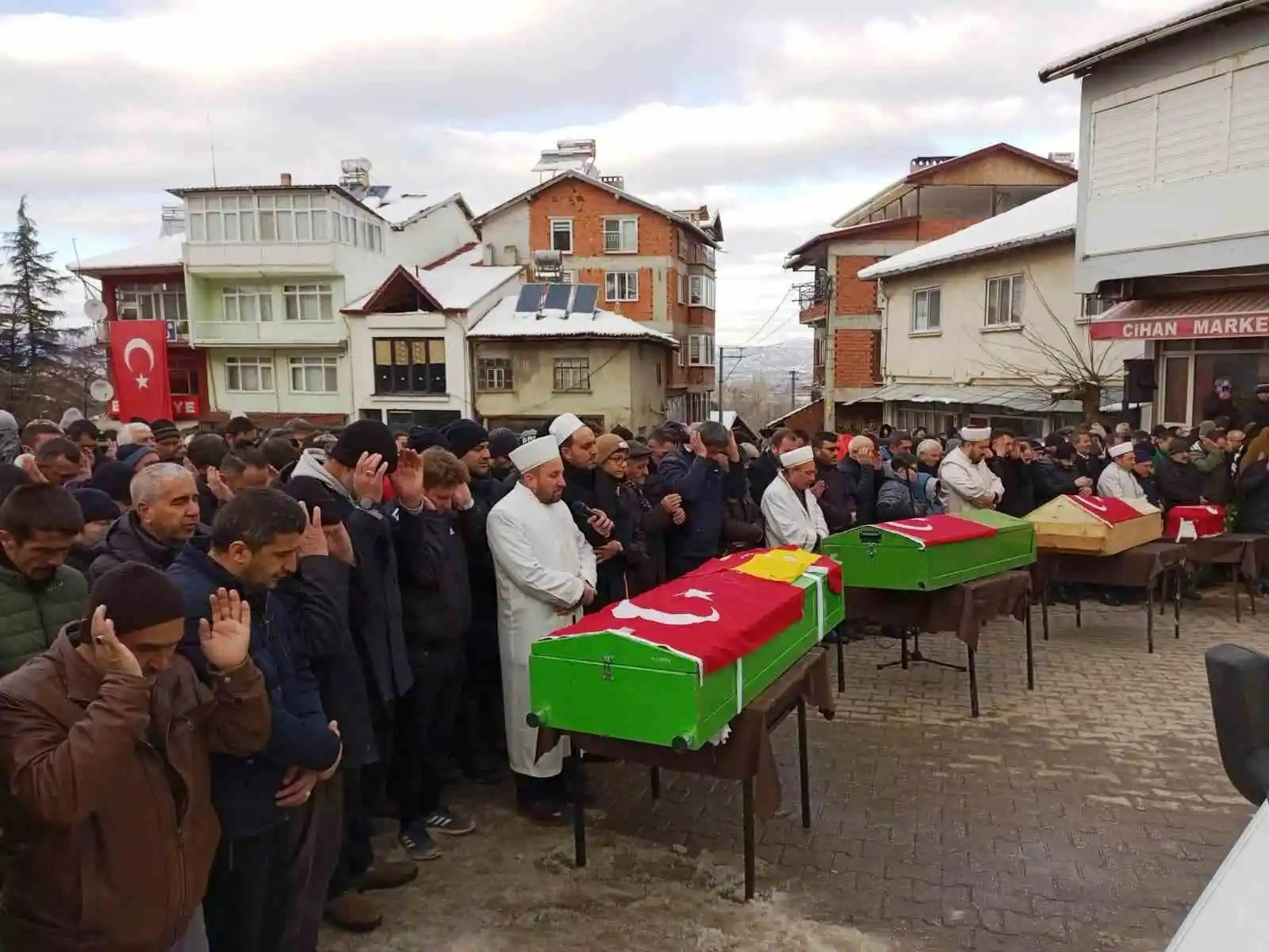 Depremde hayatını kaybeden 4 kişilik Selçuk ailesi Simav'da toprağa verildi