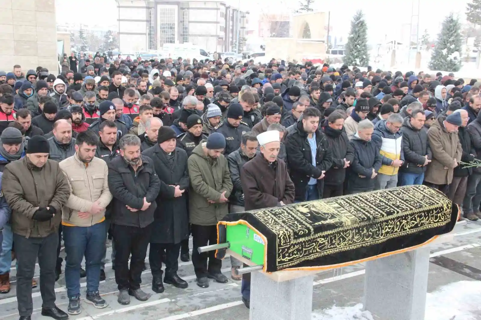 Depremde hayatını kaybeden genç kadın Karaman'da son yolculuğuna uğurlandı