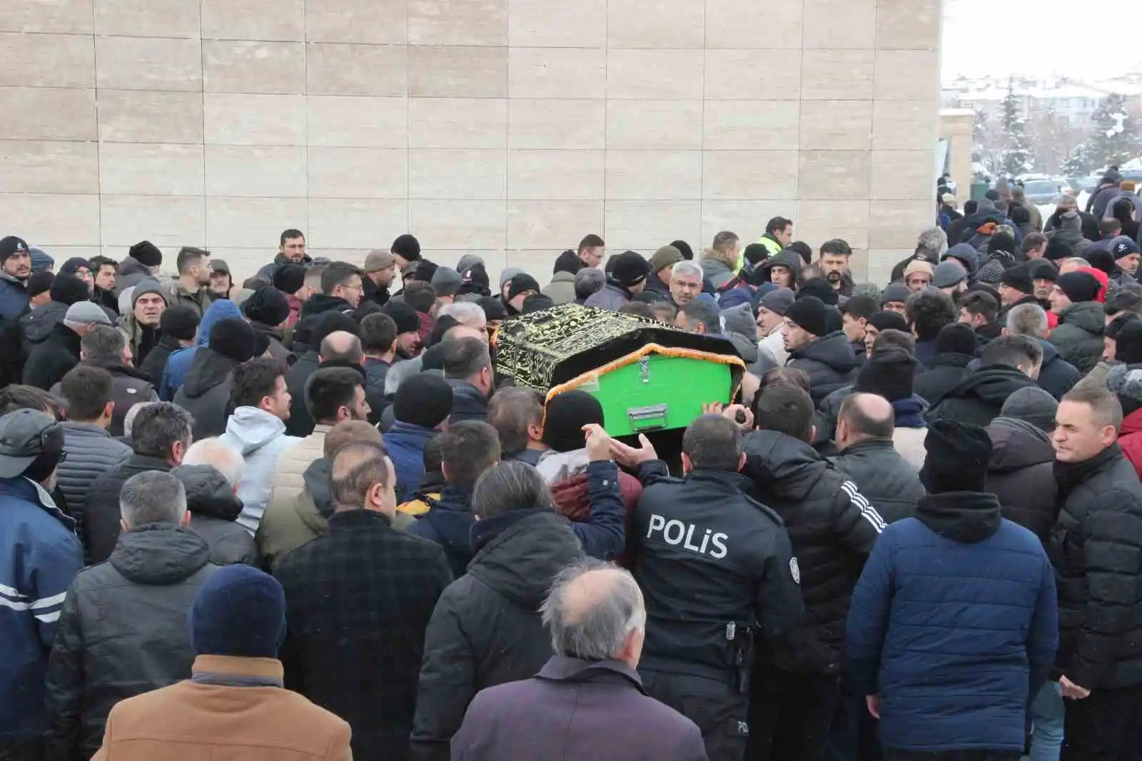 Depremde hayatını kaybeden genç kadın Karaman’da son yolculuğuna uğurlandı