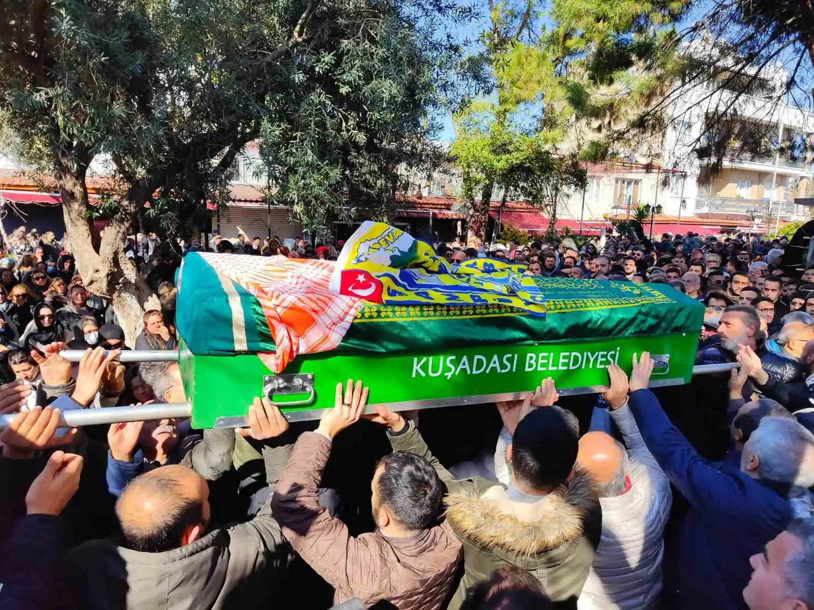 Depremde hayatını kaybeden Kuşadalı gençler toprağa verildi