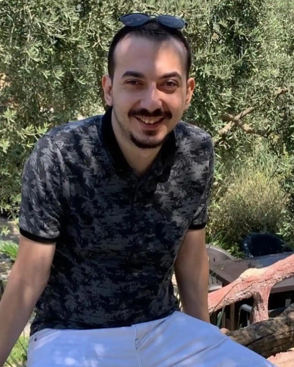 Depremde hayatını kaybeden Kuşadalı gençler toprağa verildi