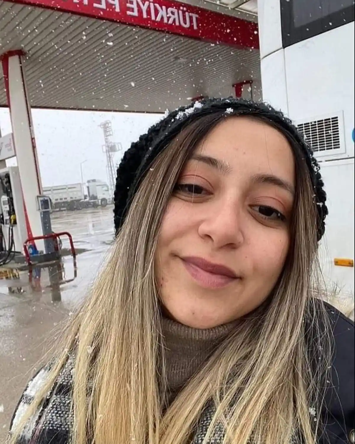 Depremde hayatını kaybeden Kuşadalı gençler toprağa verildi