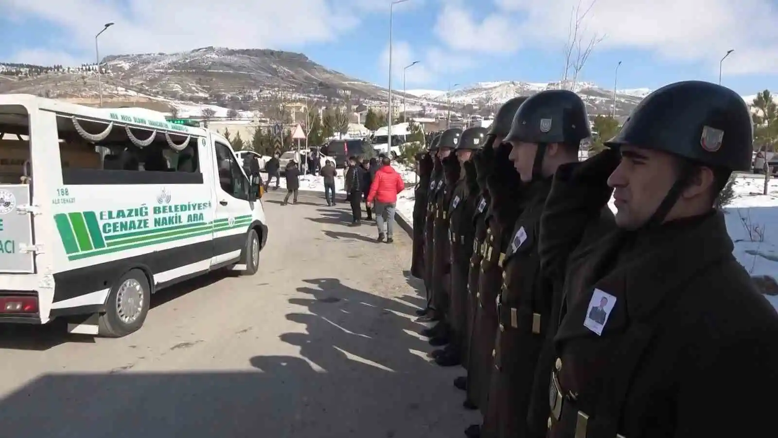 Depremde hayatını kaybeden uzman çavuş ve eşi son yolculuğuna uğurlandı
