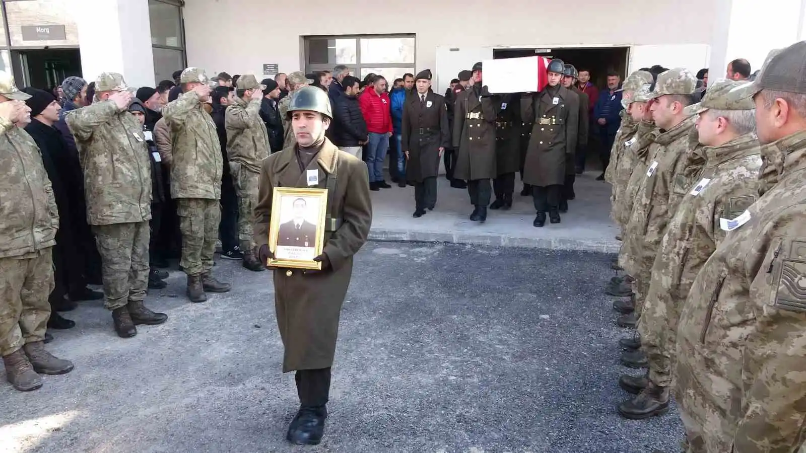 Depremde hayatını kaybeden uzman çavuş ve eşi son yolculuğuna uğurlandı
