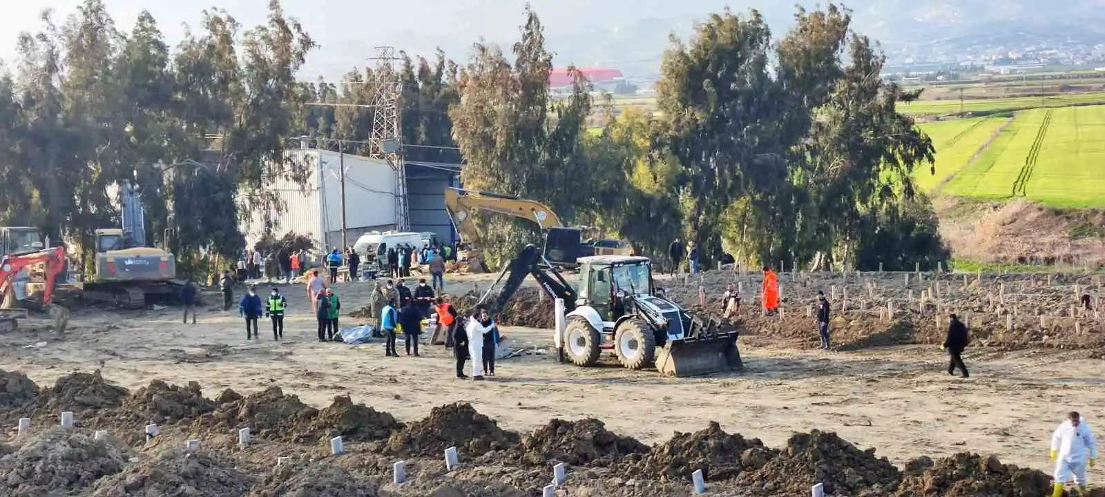 Depremde hayatını kaybedenler toplu mezarlıkta son yolculuğuna uğurlanıyor