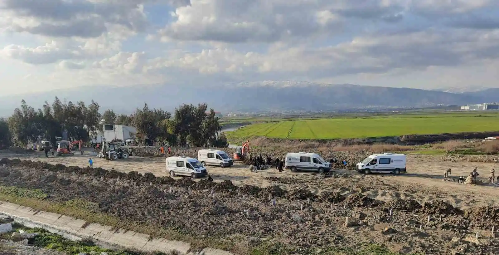 Depremde hayatını kaybedenler toplu mezarlıkta son yolculuğuna uğurlanıyor