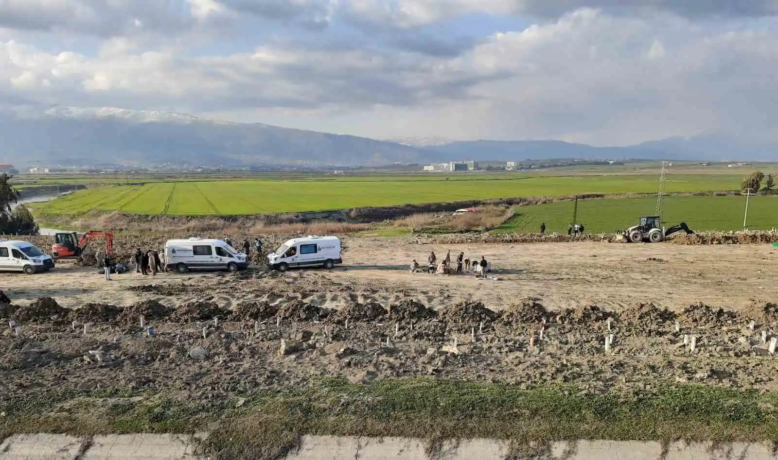 Depremde hayatını kaybedenler toplu mezarlıkta son yolculuğuna uğurlanıyor