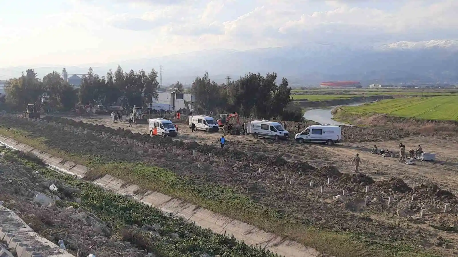 Depremde hayatını kaybedenler toplu mezarlıkta son yolculuğuna uğurlanıyor
