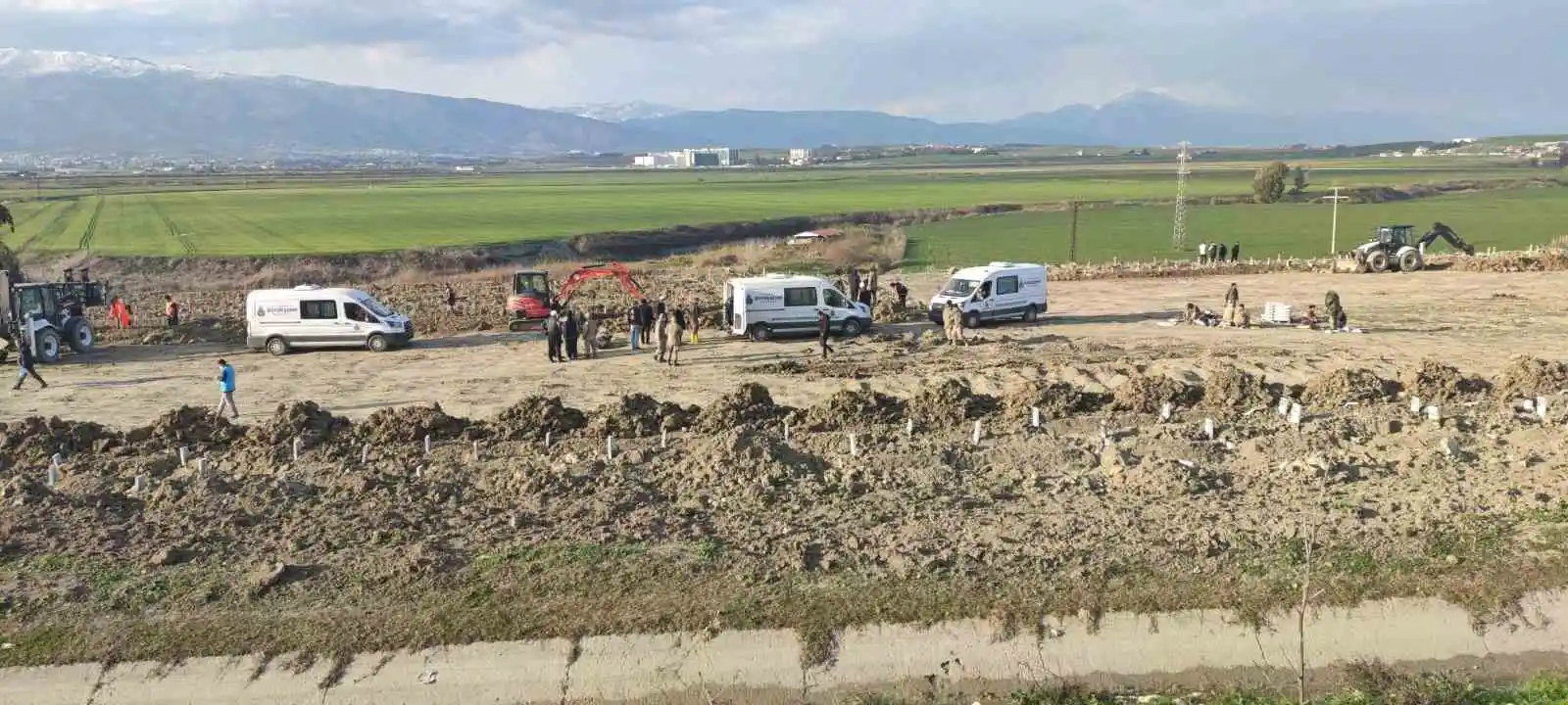 Depremde hayatını kaybedenler toplu mezarlıkta son yolculuğuna uğurlanıyor