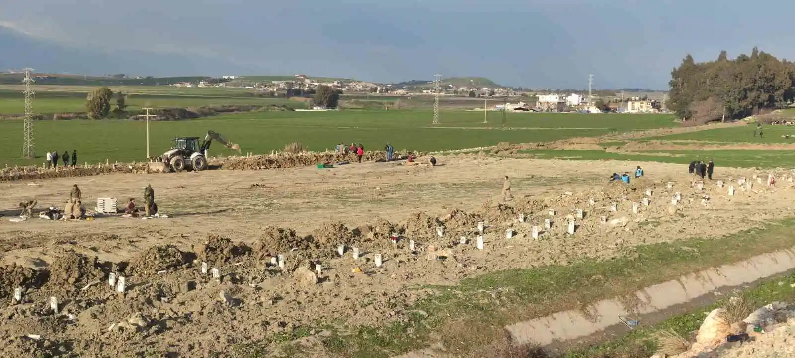 Depremde hayatını kaybedenler toplu mezarlıkta son yolculuğuna uğurlanıyor