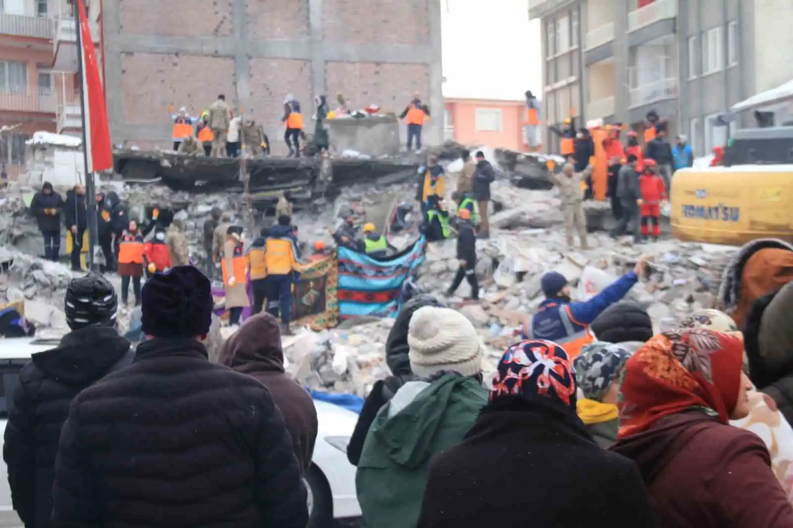 Depremde kardeşini kaybetti, kardeşinin gelini ve oğlu için umutla bekliyor
