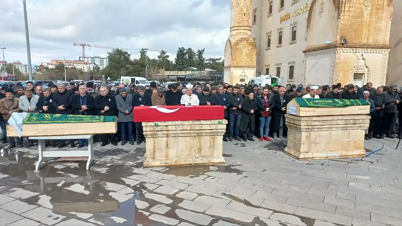 Depremde oğlu ve kızıyla birlikte can veren polis memuru Mardin’de toprağa verildi
