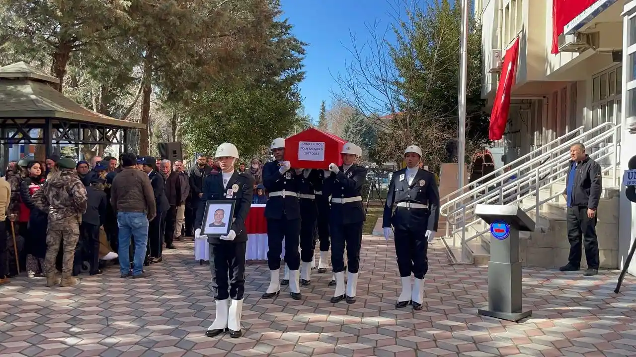 Depremde polis eşini ve 3 çocuğunu kaybetti, tekerlekli sandalye üzerinde tabuta son kez dokundu